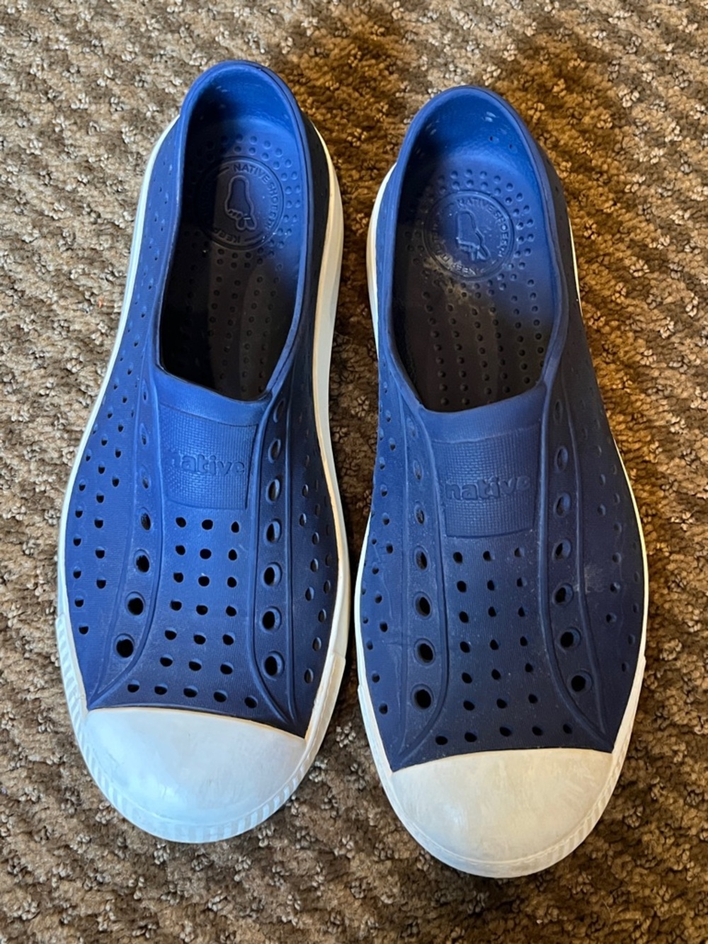 💙Native Jefferson Navy Blue/white Shoes. Slip on. Kids size J4. EUC!💙